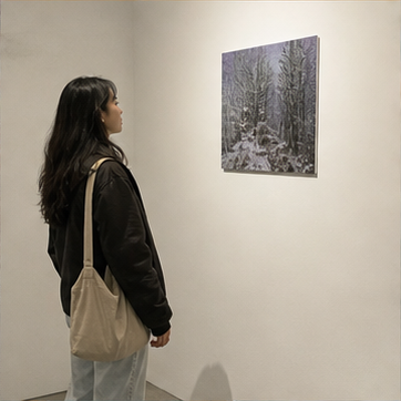 서울의 작은 전시를 관람하는 사람