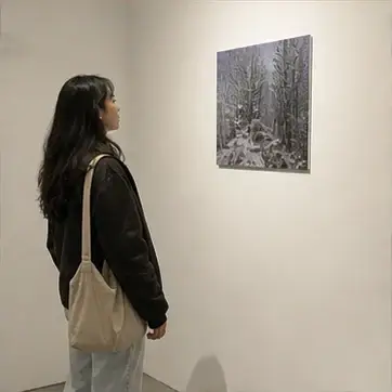 서울의 작은 전시를 관람하는 사람